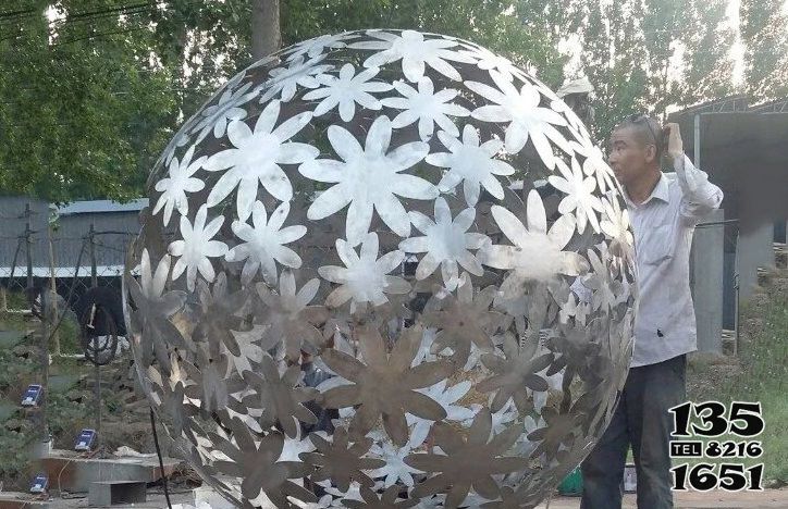 鏤空球雕塑-花園創意不銹鋼花朵鏤空球雕塑 鏤空球雕塑-花園創意不銹鋼花朵鏤空球雕塑高清圖片