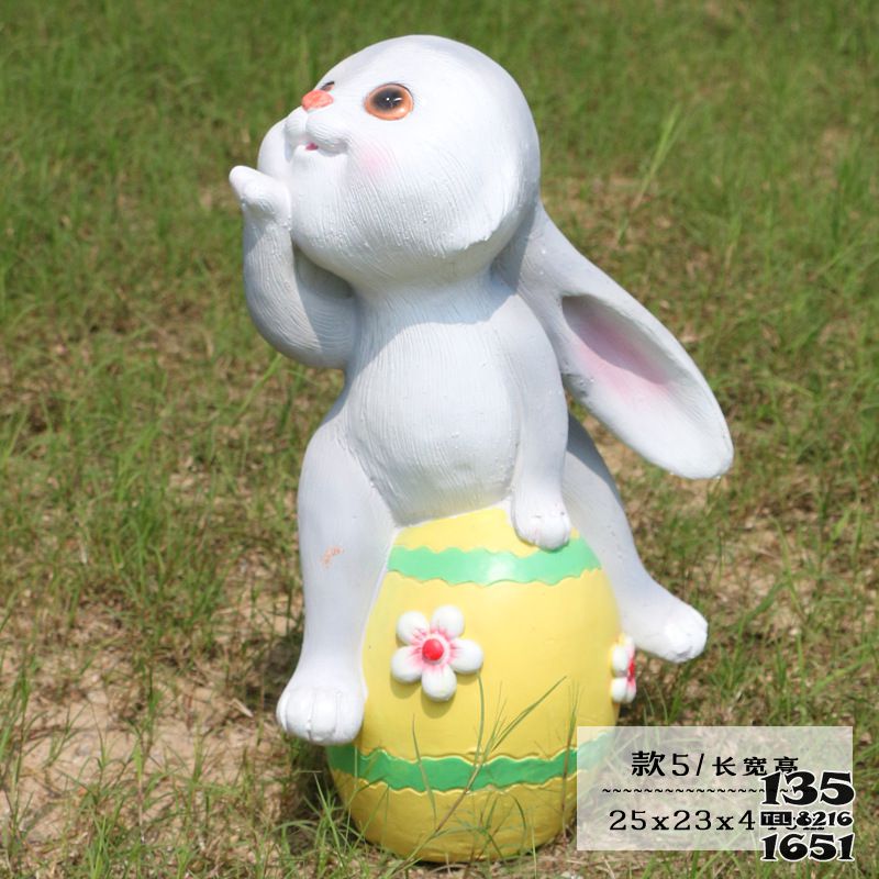 兔子雕塑-幼兒園一只玩耍的白色玻璃鋼兔子雕塑 兔子雕塑-幼兒園一只玩耍的白色玻璃鋼兔子雕塑高清圖片
