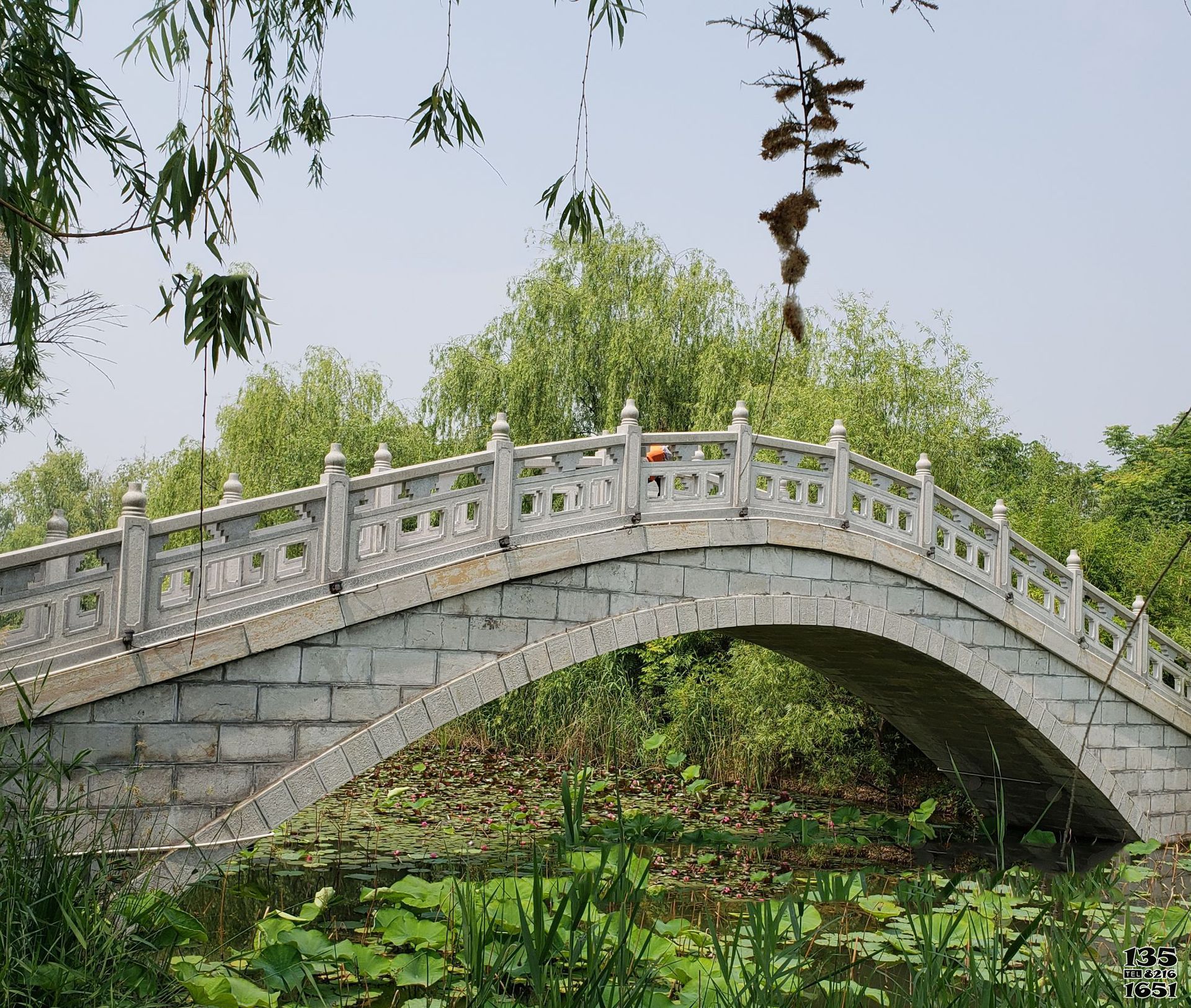欄桿欄板雕塑-城市園林花崗巖鏤空拱橋欄桿