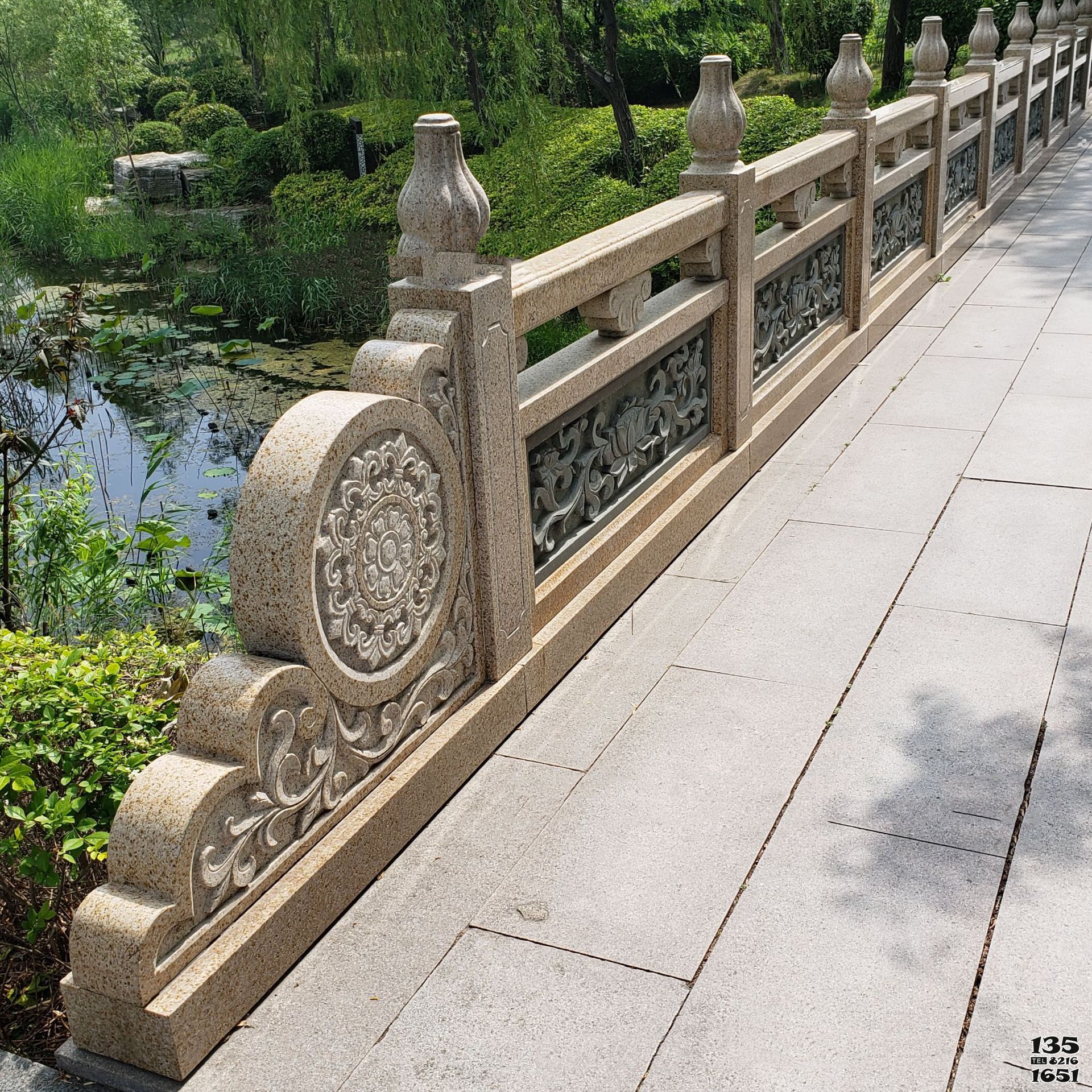 欄桿欄板雕塑-公園景觀花崗巖鏤空橋欄桿裝飾擺件高清圖片
