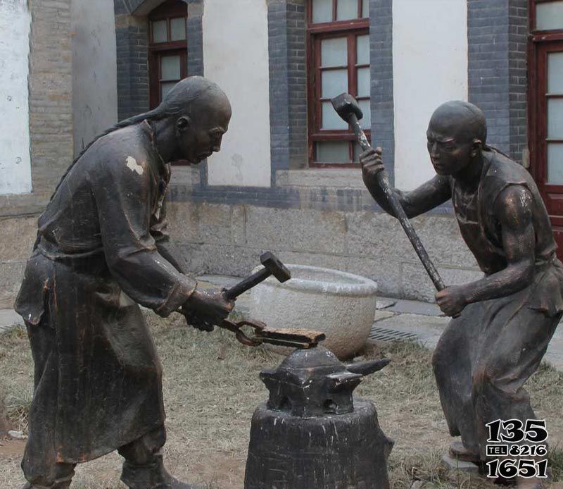 打鐵人物雕塑-景區擺放古人打鐵鑄造青銅雕塑 打鐵人物雕塑-景區擺放古人打鐵鑄造青銅雕塑高清圖片