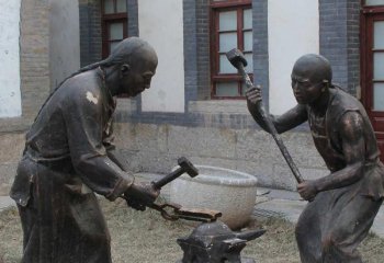 打鐵人物雕塑-景區擺放古人打鐵鑄造青銅雕塑