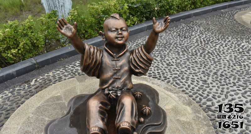 兒童雕塑-公園小男孩和核桃人物銅雕兒童雕塑 兒童雕塑-公園小男孩和核桃人物銅雕兒童雕塑高清圖片
