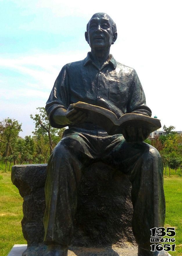 讀書雕塑-戶外銅雕坐著石頭上讀書雕塑 讀書雕塑-戶外銅雕坐著石頭上讀書雕塑高清圖片