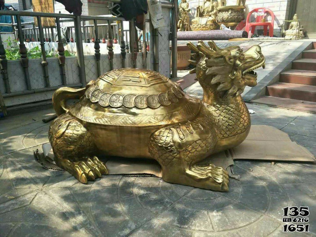 龍龜雕塑-公園里擺放的金色的玻璃鋼創意龍龜雕塑 龍龜雕塑-公園里擺放的金色的玻璃鋼創意龍龜雕塑高清圖片