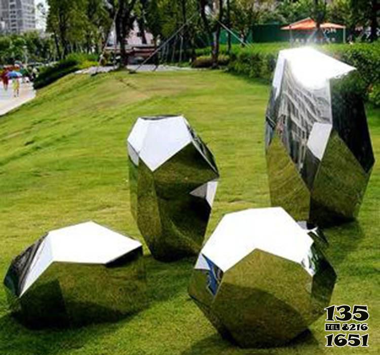 石頭雕塑-公園擺放四個不銹鋼鏡面石頭雕塑 石頭雕塑-公園擺放四個不銹鋼鏡面石頭雕塑高清圖片