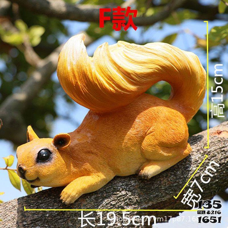 松鼠雕塑-游樂場一只樹上玩耍的玻璃鋼松鼠雕塑