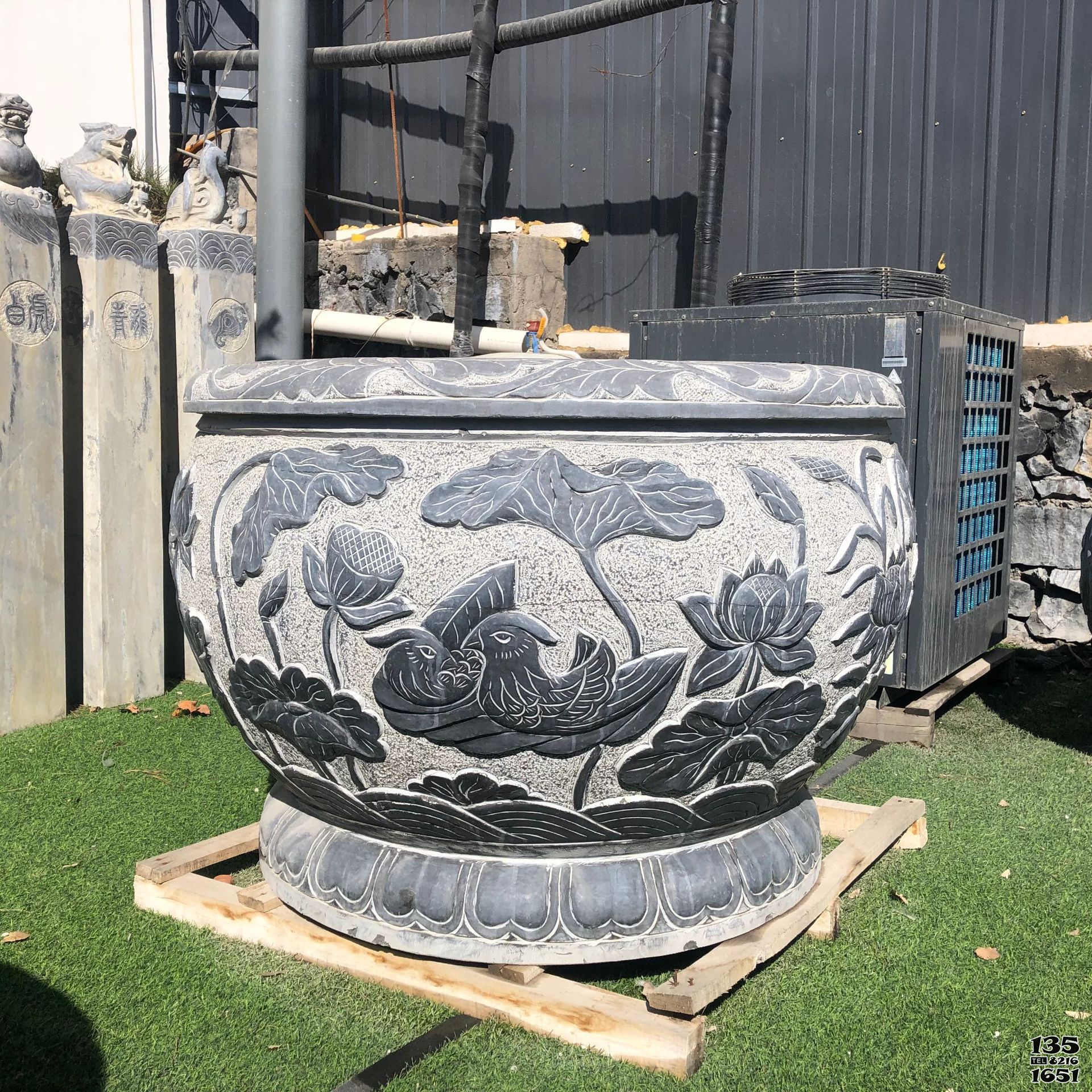 缸雕塑-庭院大型青石石雕浮雕荷花缸雕塑 缸雕塑-庭院大型青石石雕浮雕荷花缸雕塑高清圖片