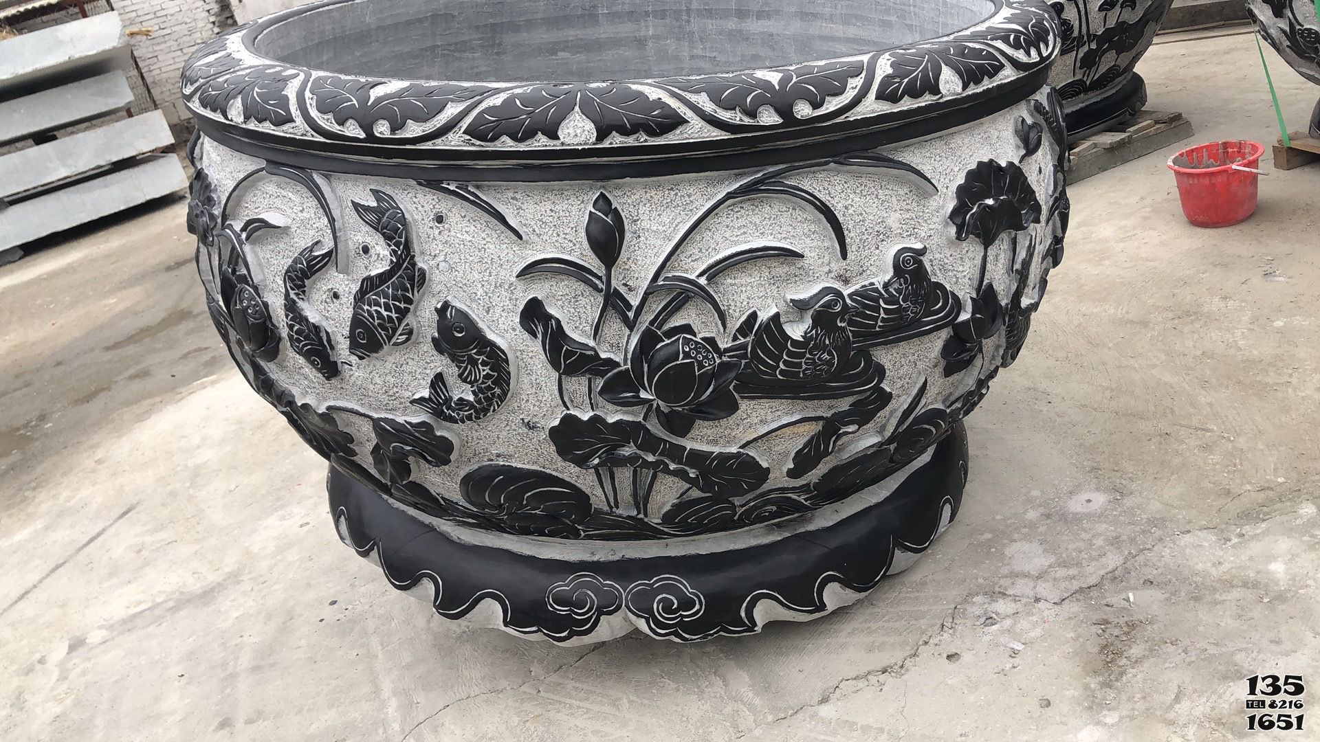 缸雕塑-青石石雕庭院別墅浮雕魚(yú)荷花缸雕塑 缸雕塑-青石石雕庭院別墅浮雕魚(yú)荷花缸雕塑高清圖片
