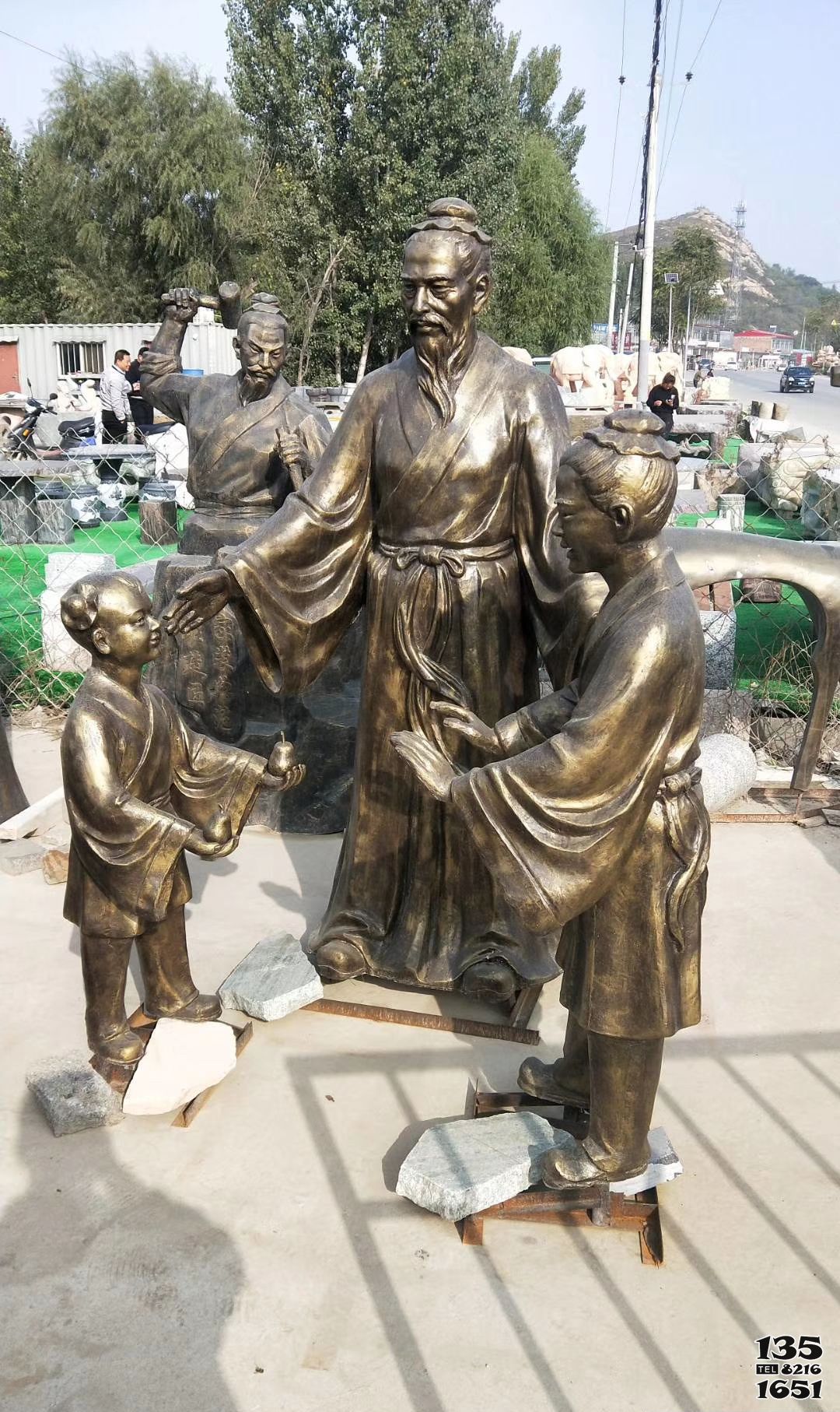 孔融讓梨雕塑-銅雕戶外校園人物景觀孔融讓梨雕塑 孔融讓梨雕塑-銅雕戶外校園人物景觀孔融讓梨雕塑高清圖片