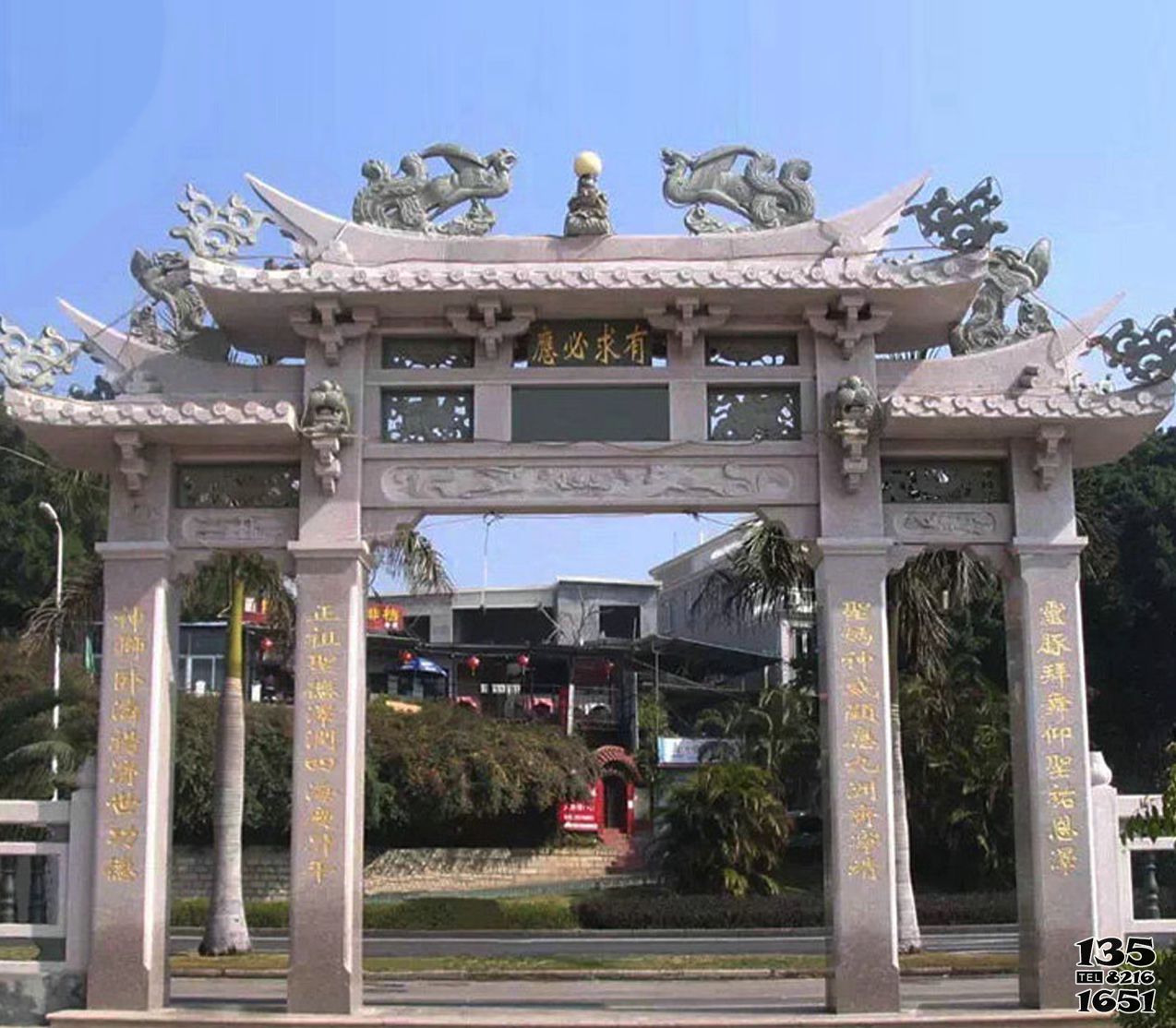 牌坊雕塑-寺院景觀花崗巖三門浮石雕牌坊 牌坊雕塑-寺院景觀花崗巖三門浮石雕牌坊高清圖片