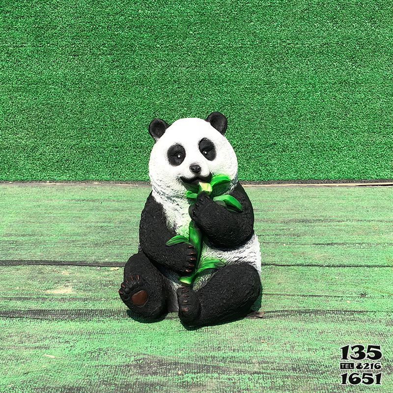 熊貓雕塑-花園廣場幼兒園擺放的坐姿吃竹子玻璃鋼熊貓雕塑 熊貓雕塑-花園廣場幼兒園擺放的坐姿吃竹子玻璃鋼熊貓雕塑高清圖片