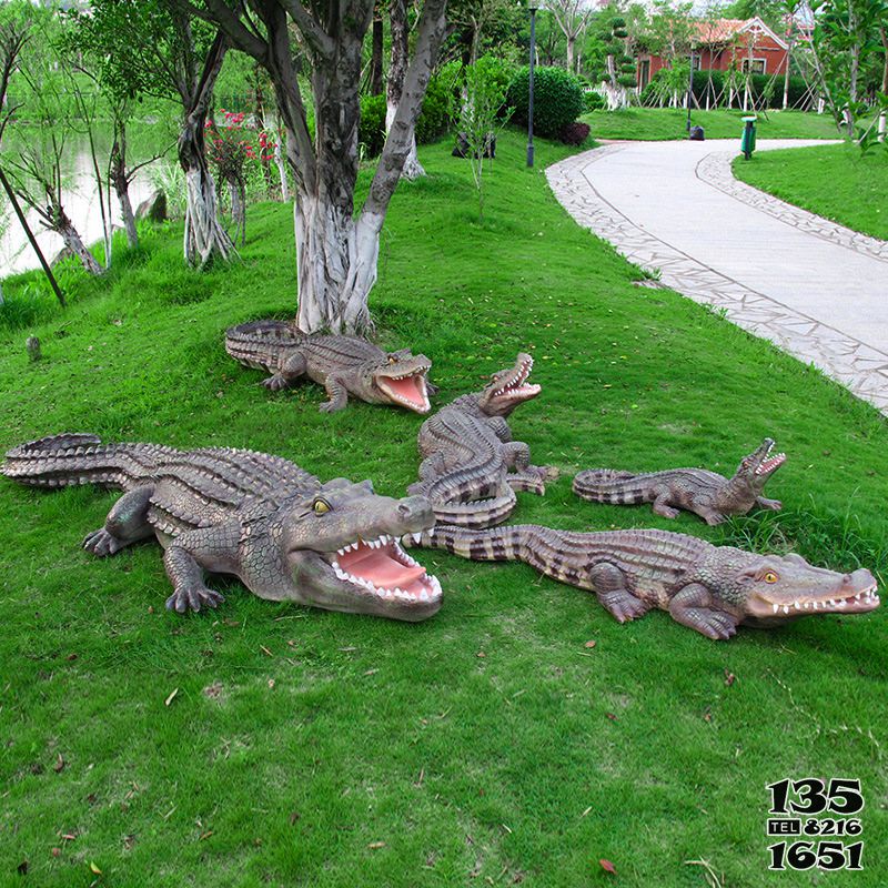 鱷魚雕塑-公園草地上擺放的形態(tài)各異的玻璃鋼鱷魚雕塑 鱷魚雕塑-公園草地上擺放的形態(tài)各異的玻璃鋼鱷魚雕塑