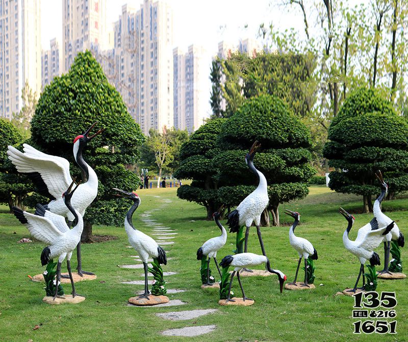 鶴雕塑-公園草坪一群休息覓食的玻璃鋼鶴雕塑 鶴雕塑-公園草坪一群休息覓食的玻璃鋼鶴雕塑高清圖片