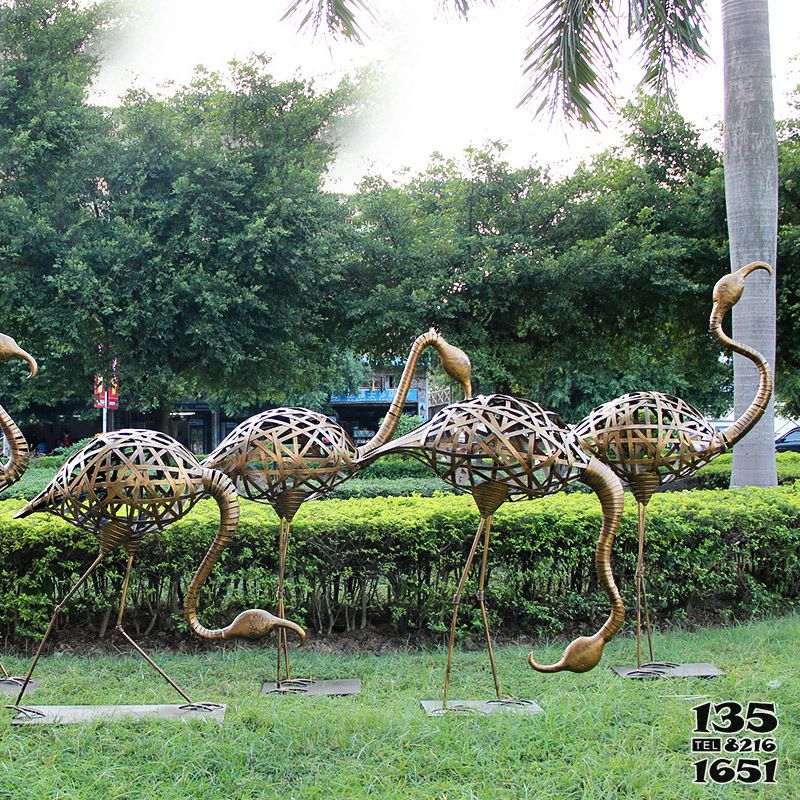 火烈鳥雕塑-公園草坪不銹鋼鏤空創(chuàng)意鏤空火烈鳥雕塑
