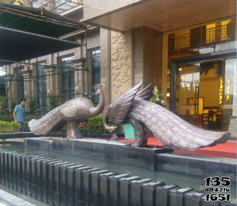 孔雀雕塑-大型酒店門口兩只戲水的玻璃鋼卡通孔雀雕塑 孔雀雕塑-大型酒店門口兩只戲水的玻璃鋼卡通孔雀雕塑高清圖片