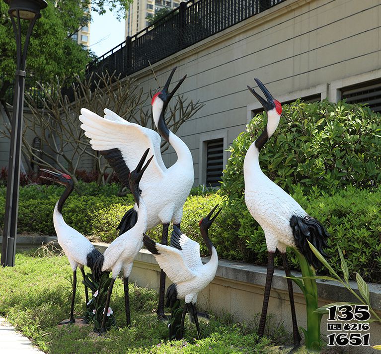丹頂鶴雕塑-玻璃鋼彩繪公園別墅創意一家丹頂鶴雕塑 丹頂鶴雕塑-玻璃鋼彩繪公園別墅創意一家丹頂鶴雕塑高清圖片
