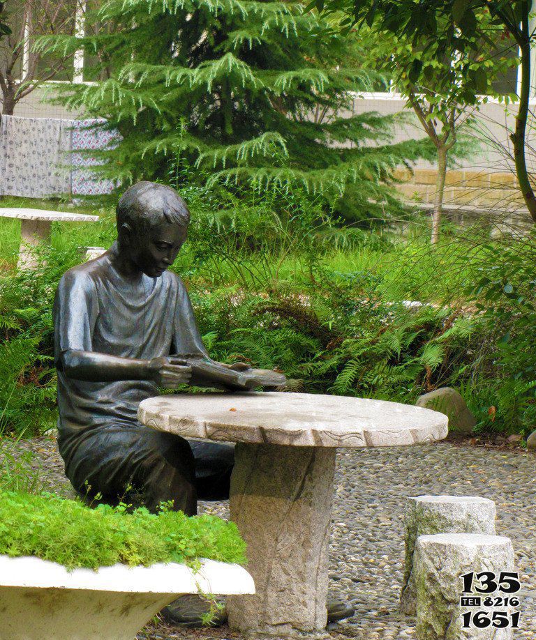讀書雕塑-公園玻璃鋼坐著凳子 上的讀書雕塑 讀書雕塑-公園玻璃鋼坐著凳子 上的讀書雕塑高清圖片