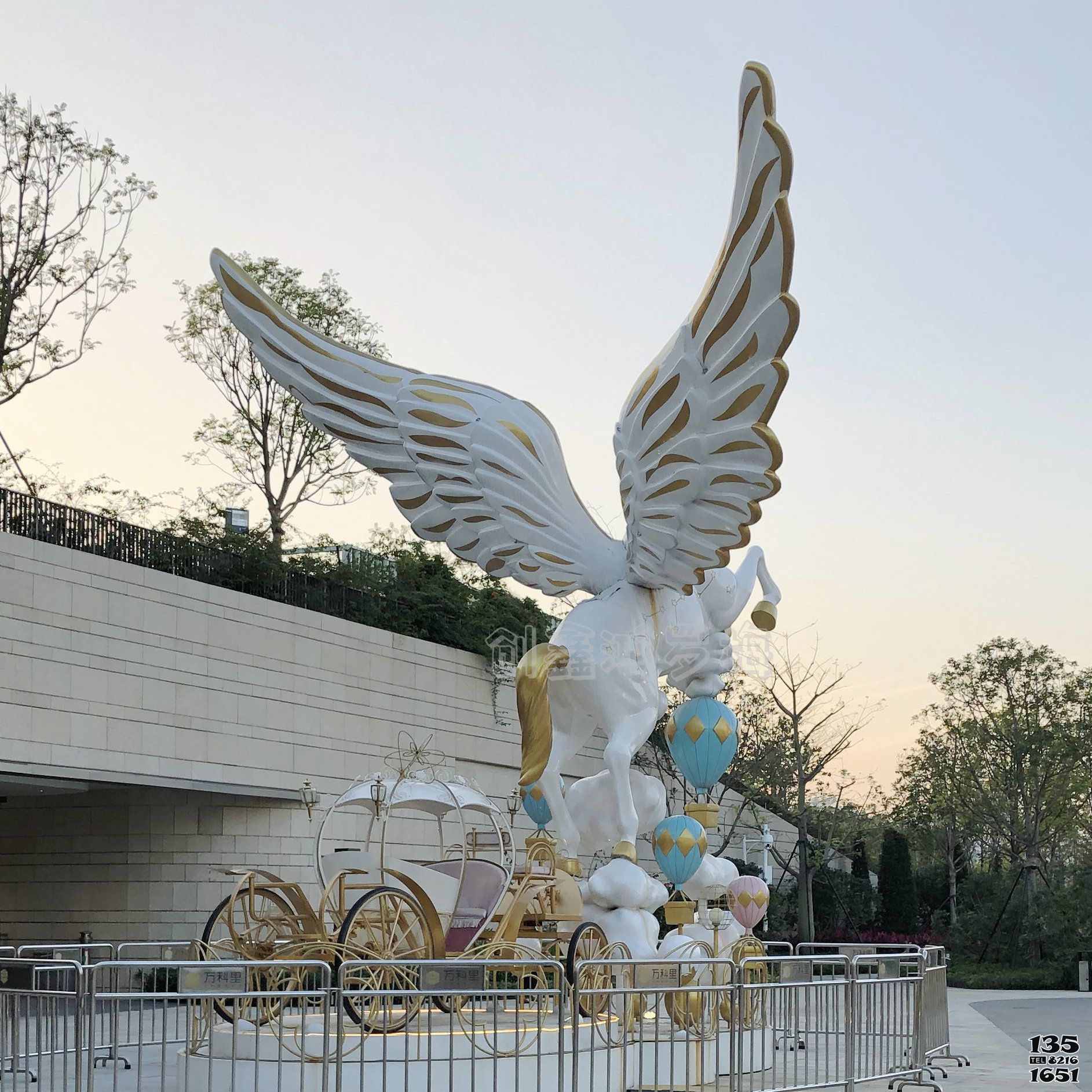 飛馬雕塑-游樂場擺放的玻璃鋼彩繪飛馬雕塑 飛馬雕塑-游樂場擺放的玻璃鋼彩繪飛馬雕塑高清圖片
