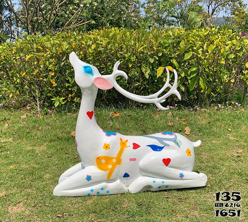 梅花鹿雕塑-草坪上臥著的玻璃鋼彩色公鹿梅花鹿雕塑 梅花鹿雕塑-草坪上臥著的玻璃鋼彩色公鹿梅花鹿雕塑
