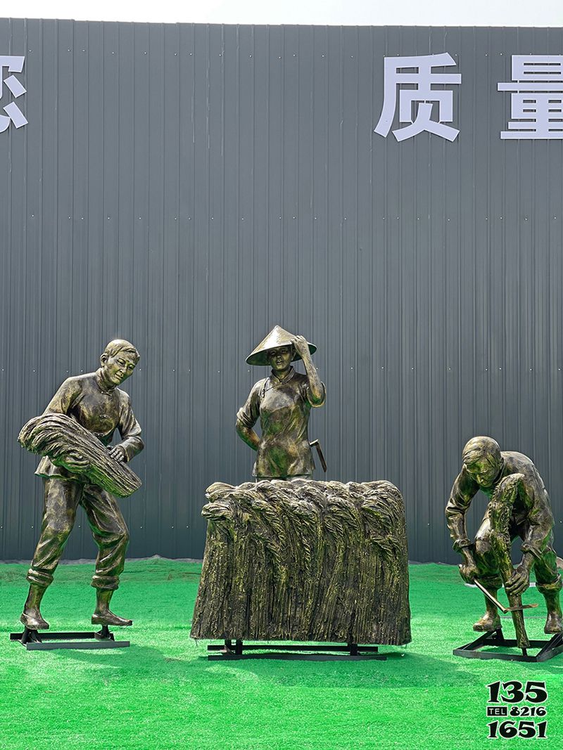 農耕雕塑-城市小區擺放玻璃鋼仿銅農耕割麥子勞動人物雕塑 農耕雕塑-城市小區擺放玻璃鋼仿銅農耕割麥子勞動人物雕塑高清圖片
