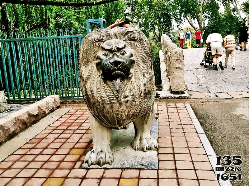 獅子雕塑-大型仿真玻璃鋼戶外街道創意行走的獅子雕塑 獅子雕塑-大型仿真玻璃鋼戶外街道創意行走的獅子雕塑高清圖片