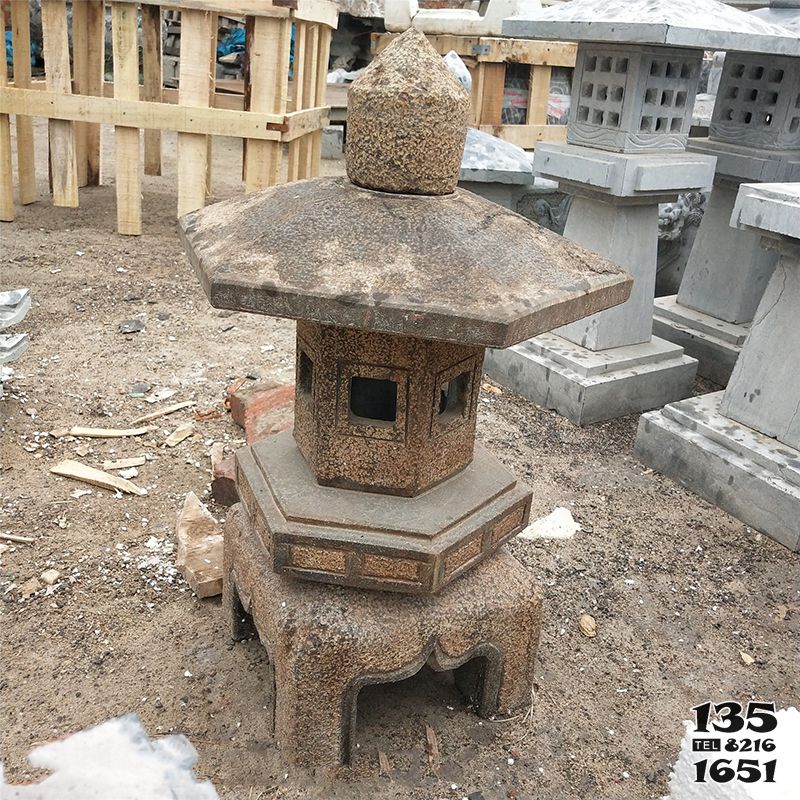燈籠雕塑-公園廣場草坪擺放仿古做舊石燈籠 燈籠雕塑-公園廣場草坪擺放仿古做舊石燈籠高清圖片