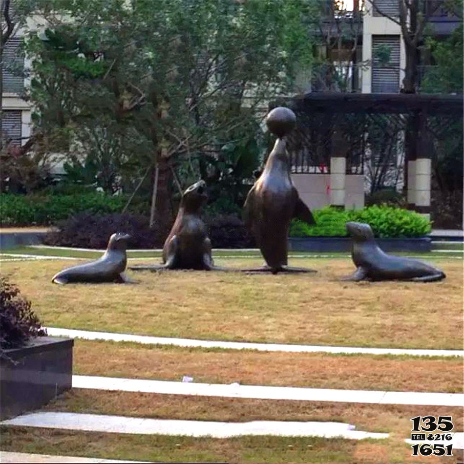 海豹雕塑-草坪上擺放的貪玩的玻璃鋼噴漆海豹雕塑 海豹雕塑-草坪上擺放的貪玩的玻璃鋼噴漆海豹雕塑