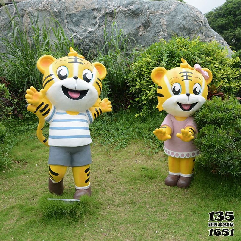 虎雕塑-公園里擺放的兩只開心的玻璃鋼彩繪虎雕塑 虎雕塑-公園里擺放的兩只開心的玻璃鋼彩繪虎雕塑高清圖片