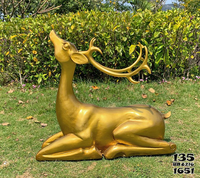 鹿雕塑-草坪上臥著的不銹鋼噴金烤漆的鹿雕塑 鹿雕塑-草坪上臥著的不銹鋼噴金烤漆的鹿雕塑高清圖片