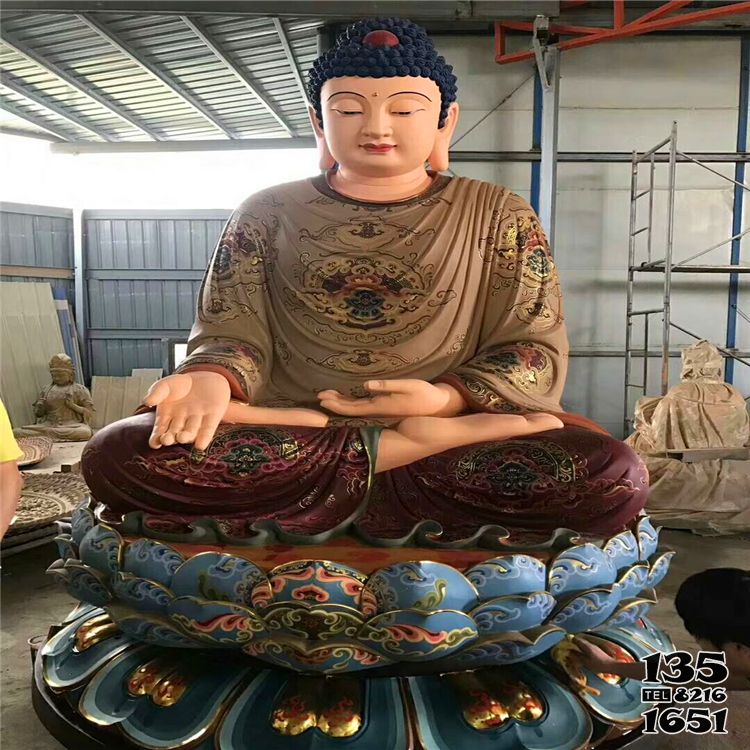 三寶佛雕塑-寺廟玻璃鋼彩繪坐著蓮花上的三寶佛雕塑 三寶佛雕塑-寺廟玻璃鋼彩繪坐著蓮花上的三寶佛雕塑高清圖片