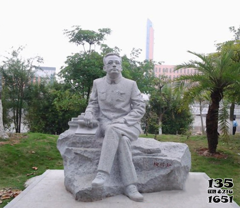 陶行知雕塑-戶外校園名人石雕坐著的陶行知雕塑 陶行知雕塑-戶外校園名人石雕坐著的陶行知雕塑高清圖片