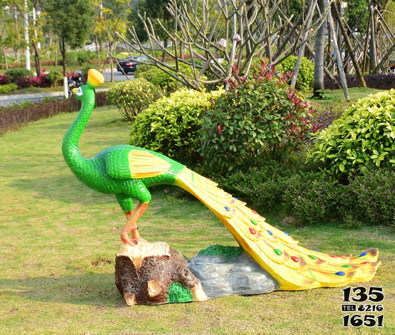 孔雀雕塑-公園里一只散步的玻璃鋼彩繪孔雀雕塑 孔雀雕塑-公園里一只散步的玻璃鋼彩繪孔雀雕塑高清圖片