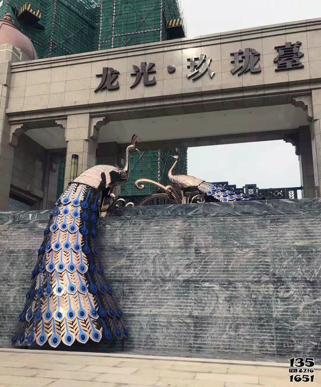 孔雀雕塑-小區墻上兩只有限的不銹鋼鏤空孔雀雕塑 孔雀雕塑-小區墻上兩只有限的不銹鋼鏤空孔雀雕塑高清圖片