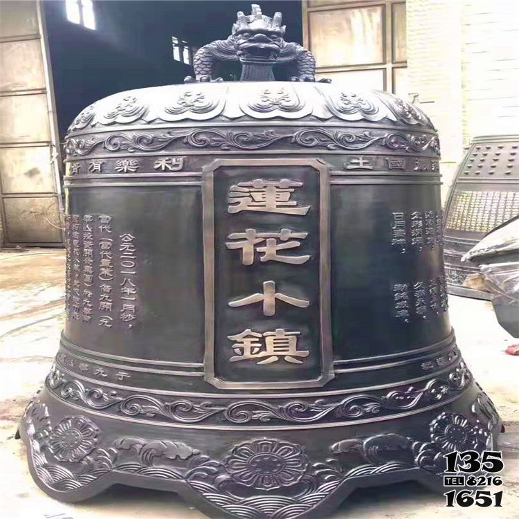 銅鐘雕塑-景區(qū)古鎮(zhèn)擺放青銅刻字掛鐘 銅鐘雕塑-景區(qū)古鎮(zhèn)擺放青銅刻字掛鐘高清圖片