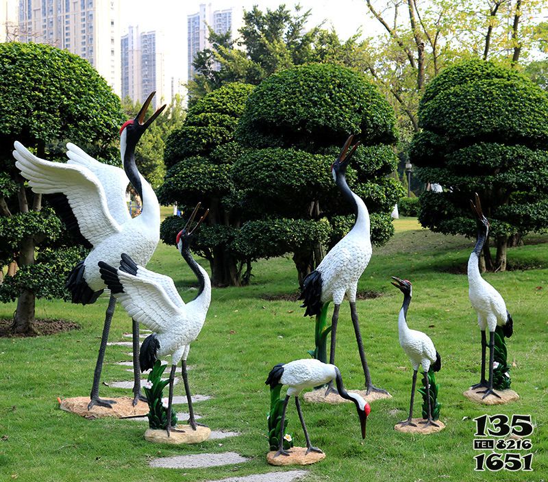 仙鶴雕塑-公園草坪創(chuàng)意玻璃鋼姿態(tài)各異的鶴雕塑 仙鶴雕塑-公園草坪創(chuàng)意玻璃鋼姿態(tài)各異的鶴雕塑高清圖片