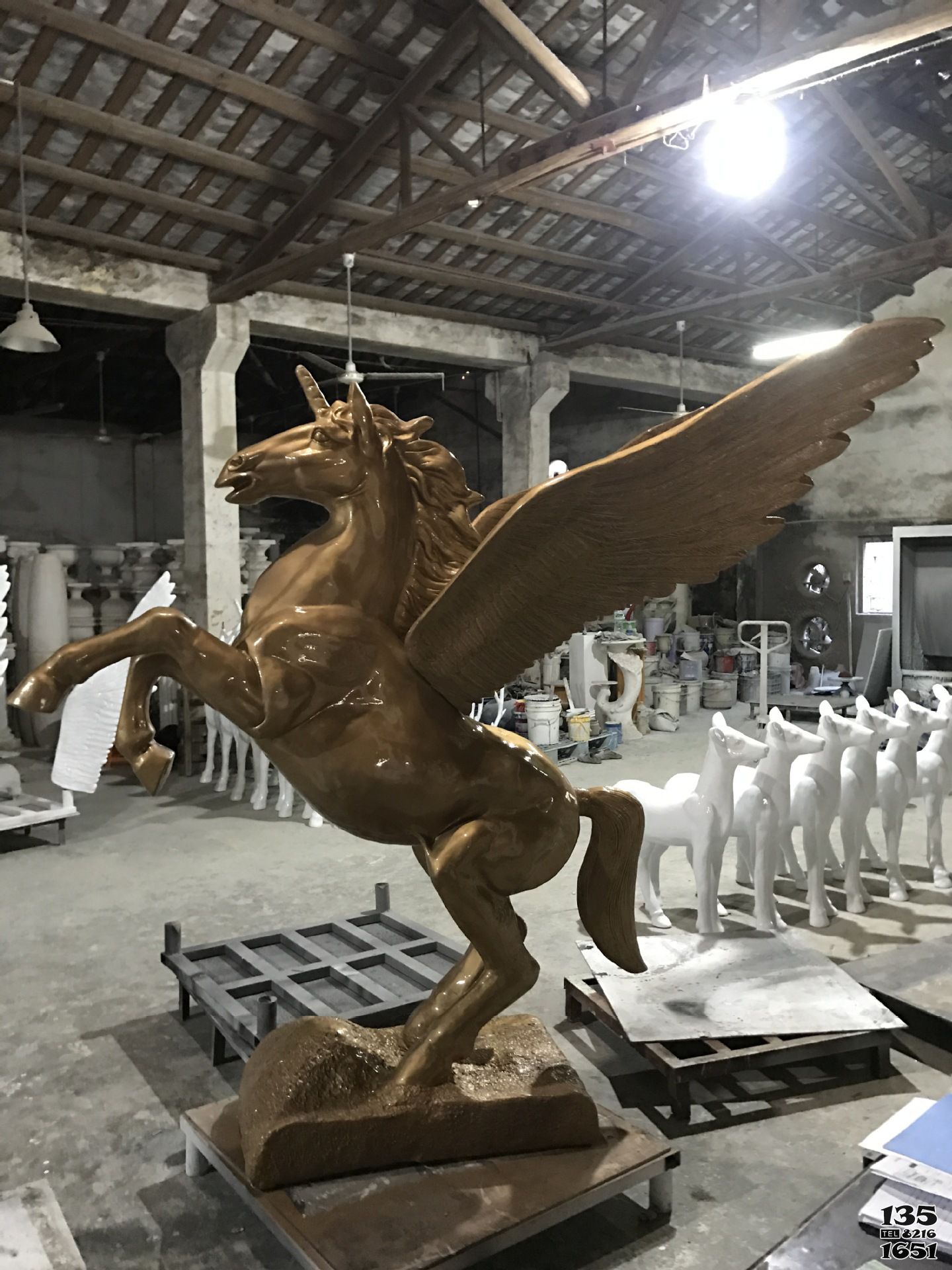 飛馬雕塑-園林里擺放的起飛的玻璃鋼噴漆飛馬雕塑 飛馬雕塑-園林里擺放的起飛的玻璃鋼噴漆飛馬雕塑高清圖片