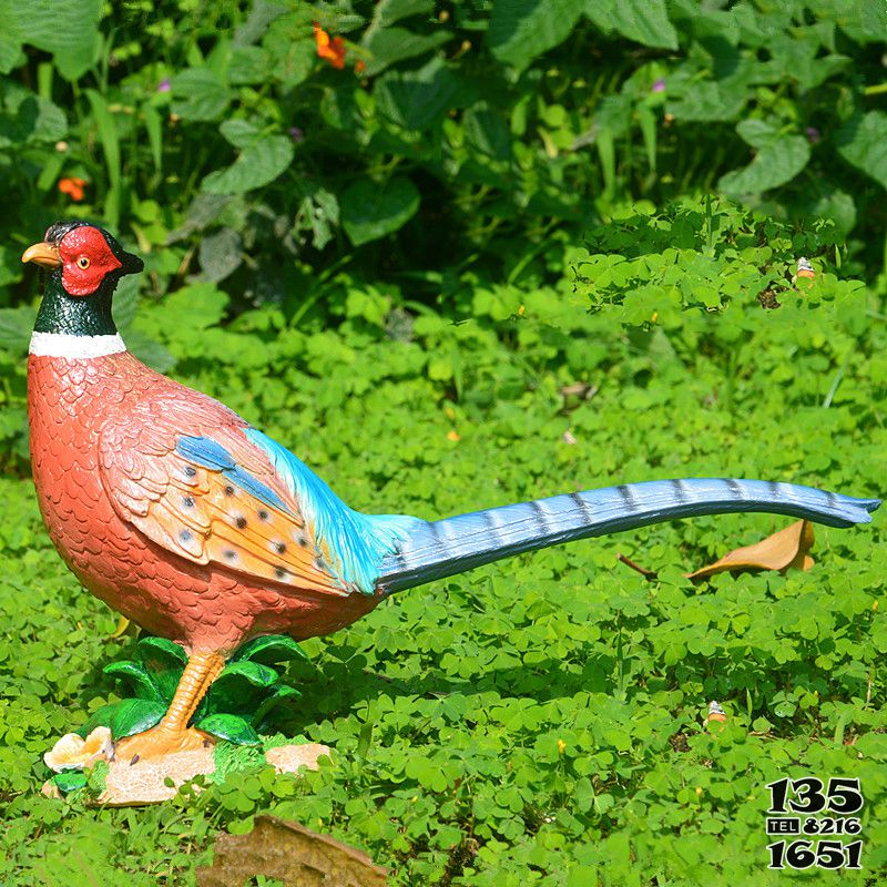雞雕塑-公園里擺放著一只長尾巴的玻璃鋼彩繪雞雕塑 雞雕塑-公園里擺放著一只長尾巴的玻璃鋼彩繪雞雕塑高清圖片