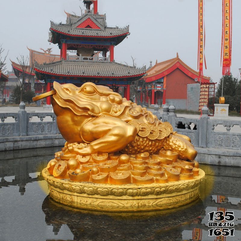金蟾雕塑-景區(qū)里擺放的嘴里叼著錢的玻璃鋼噴漆金蟾雕塑 金蟾雕塑-景區(qū)里擺放的嘴里叼著錢的玻璃鋼噴漆金蟾雕塑高清圖片