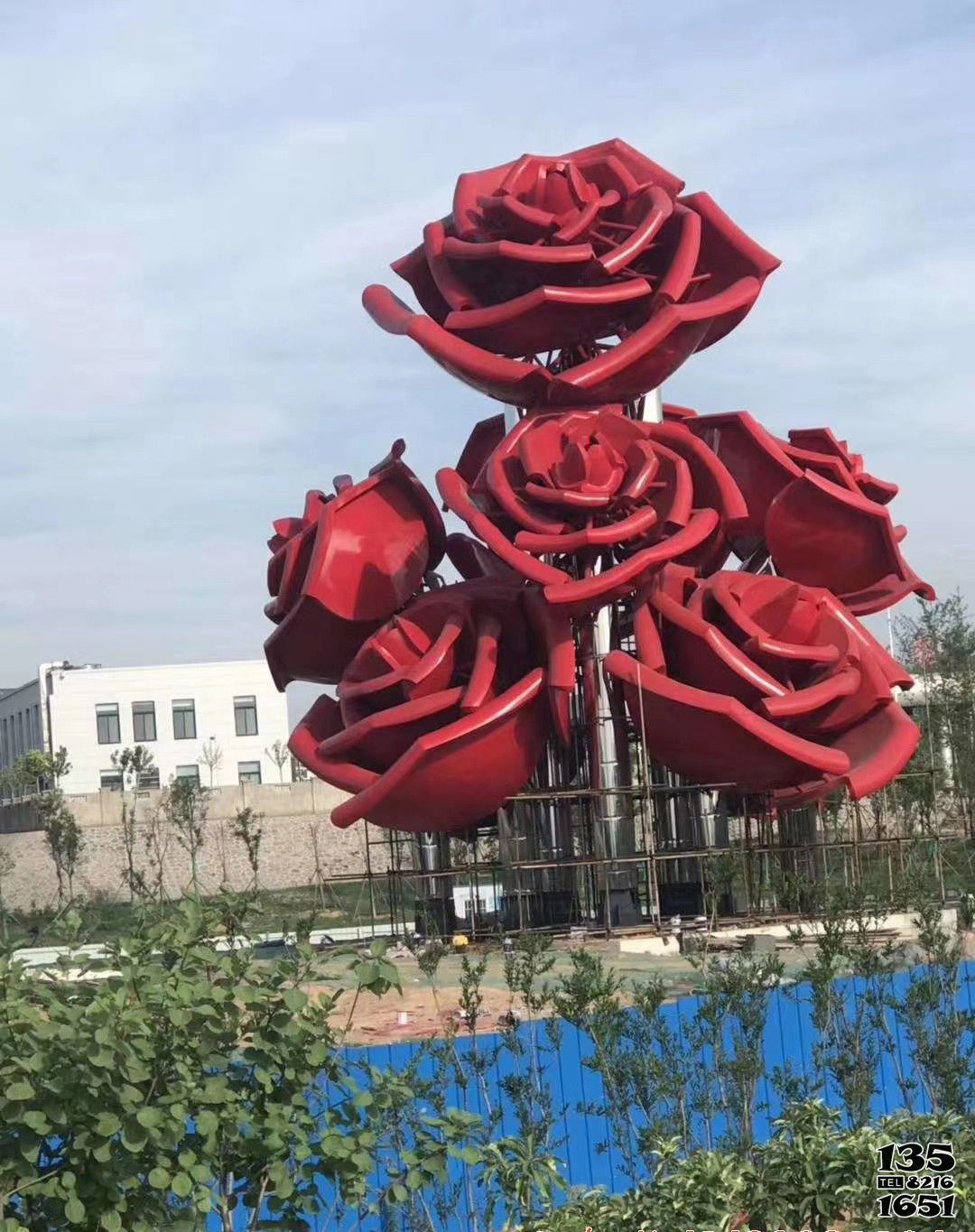 玫瑰花雕塑-廣場創意不銹鋼紅色玫瑰花雕塑 玫瑰花雕塑-廣場創意不銹鋼紅色玫瑰花雕塑高清圖片