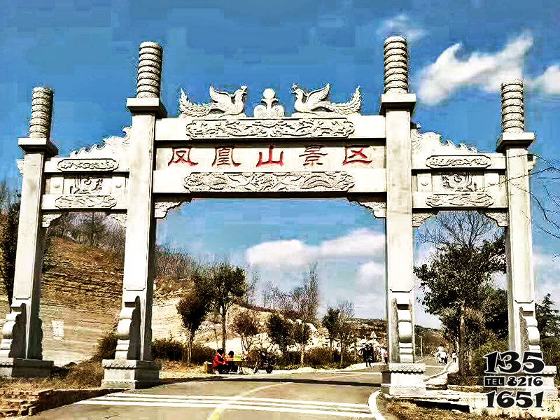 牌坊雕塑-鳳凰山景區擺放簡易三門石柱牌坊 牌坊雕塑-鳳凰山景區擺放簡易三門石柱牌坊高清圖片
