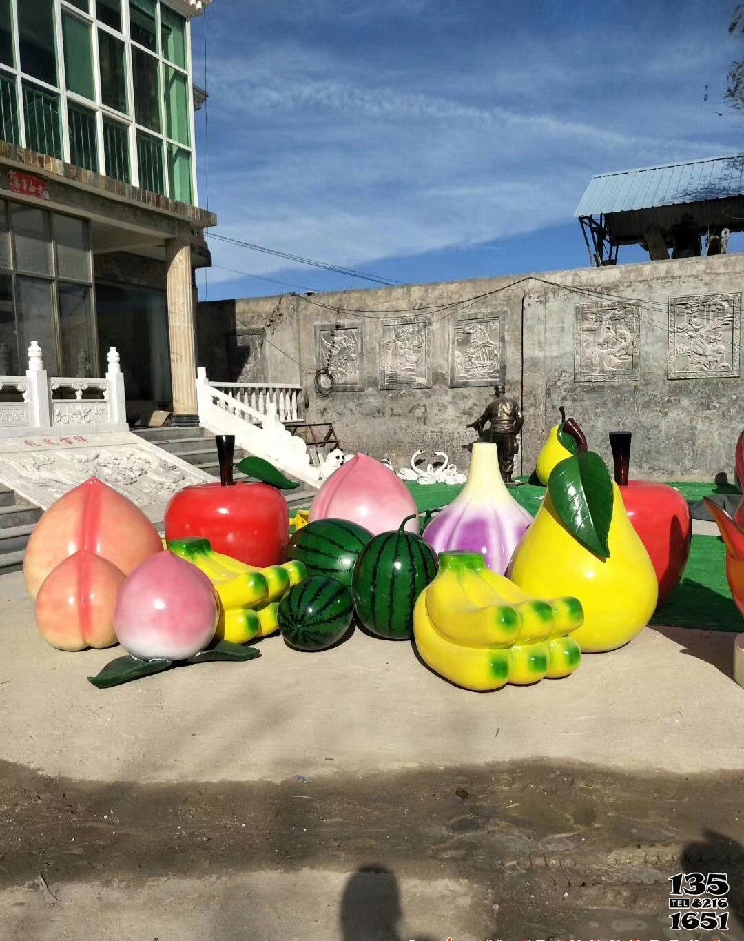 水果雕塑-游樂場草坪擺放卡通玻璃鋼水果景觀雕塑 水果雕塑-游樂場草坪擺放卡通玻璃鋼水果景觀雕塑高清圖片