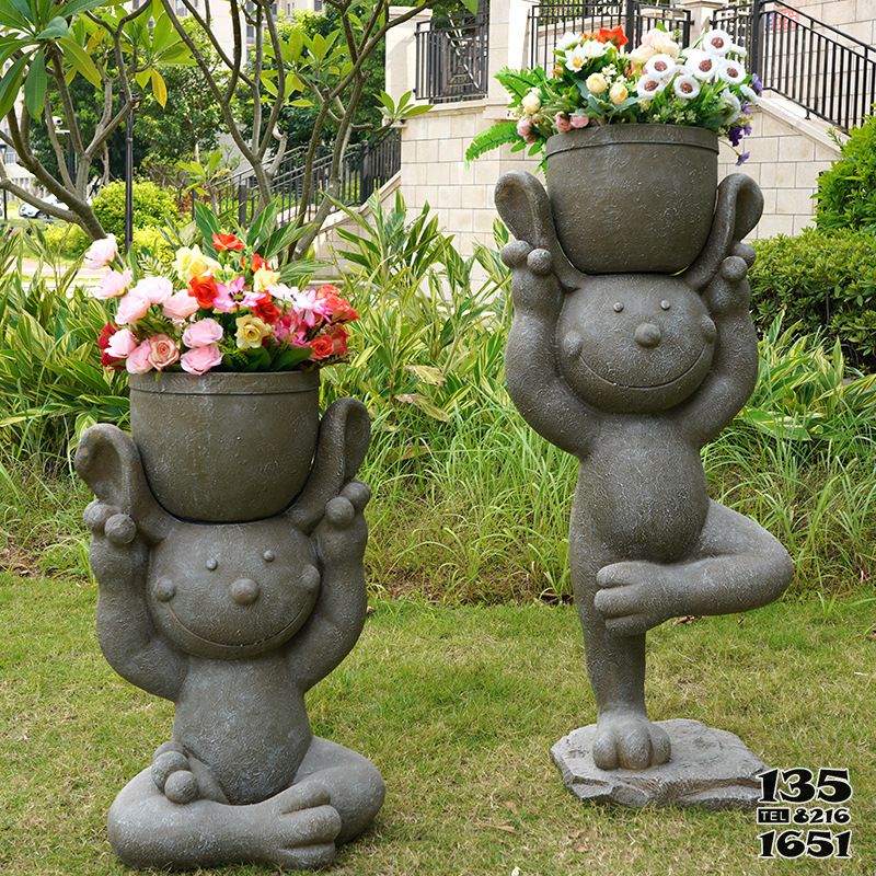 兔子雕塑-公園草坪大理石石雕頭頂花盆的兔子雕塑 兔子雕塑-公園草坪大理石石雕頭頂花盆的兔子雕塑高清圖片