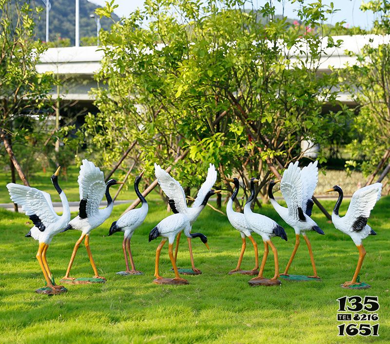 仙鶴雕塑-公園草坪玻璃鋼彩繪一群仙鶴雕塑 仙鶴雕塑-公園草坪玻璃鋼彩繪一群仙鶴雕塑高清圖片