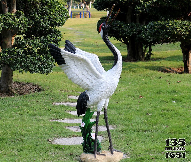 丹頂鶴雕塑-公園草坪展翅的丹頂鶴雕塑 丹頂鶴雕塑-公園草坪展翅的丹頂鶴雕塑高清圖片
