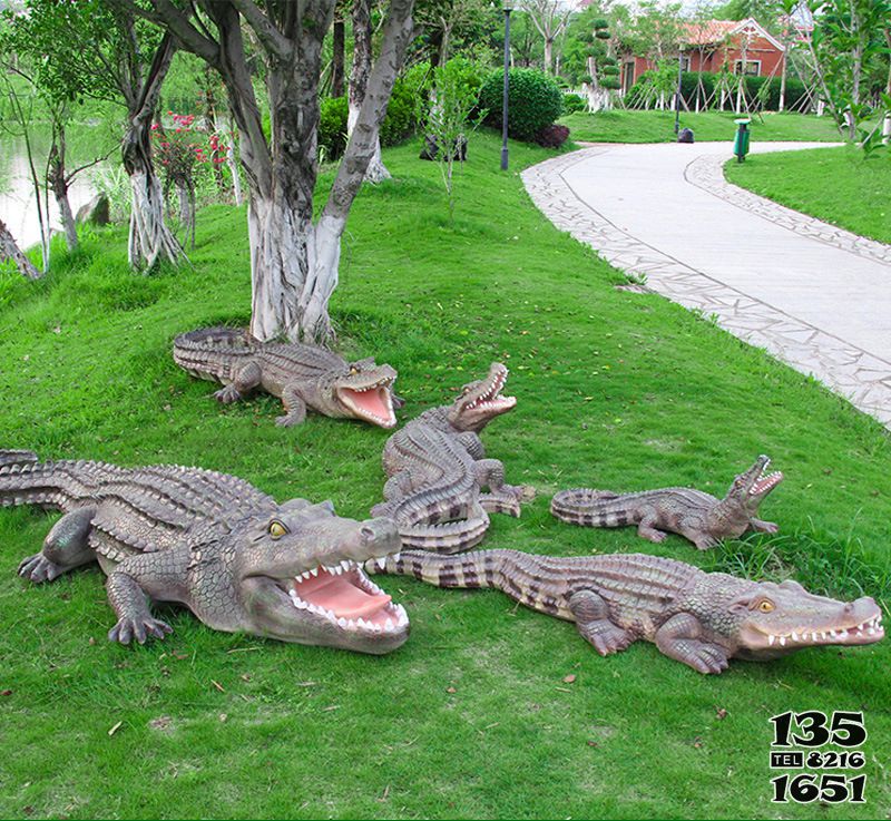 鱷魚雕塑-公園草地上擺放的一群張著嘴巴的玻璃鋼仿真鱷魚雕塑 鱷魚雕塑-公園草地上擺放的一群張著嘴巴的玻璃鋼仿真鱷魚雕塑高清圖片
