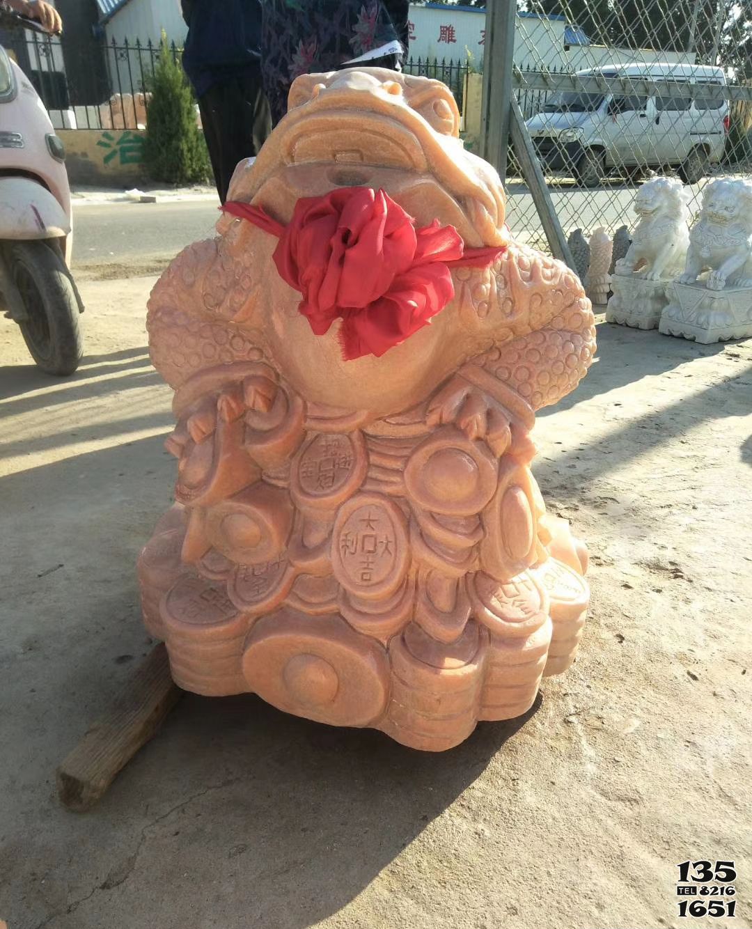金蟾雕塑-公園里擺放的一個花崗石石雕仿真金蟾雕塑 金蟾雕塑-公園里擺放的一個花崗石石雕仿真金蟾雕塑高清圖片
