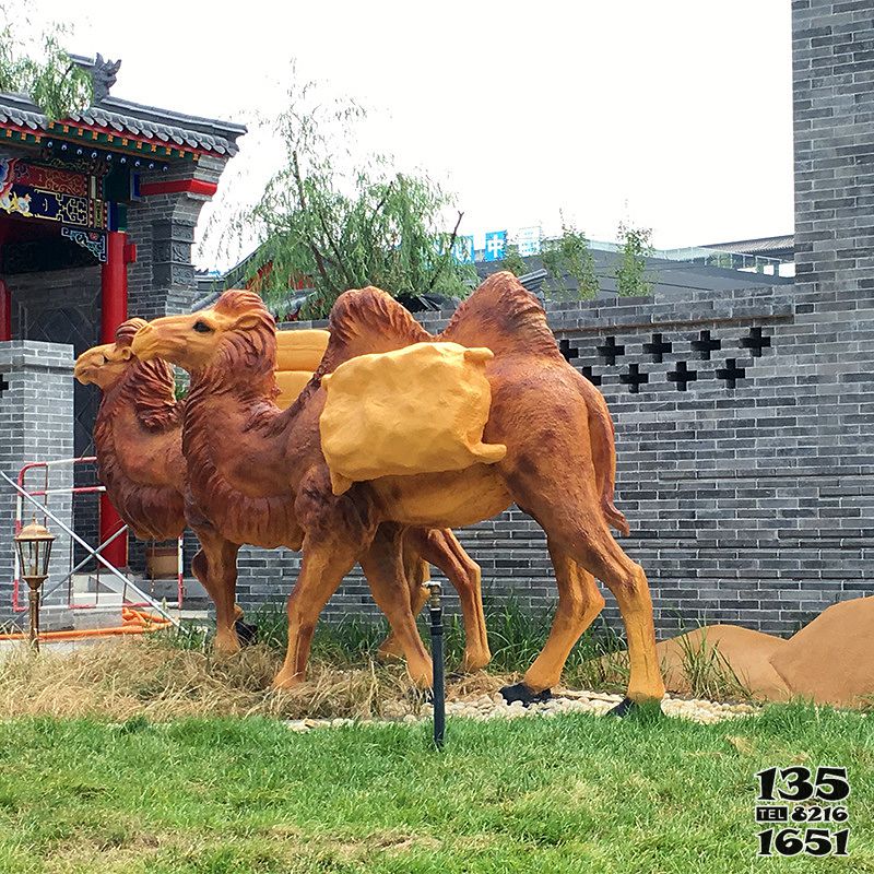 駱駝雕塑-園林里擺放的兩只馱著行李的玻璃鋼創意駱駝雕塑 駱駝雕塑-園林里擺放的兩只馱著行李的玻璃鋼創意駱駝雕塑高清圖片
