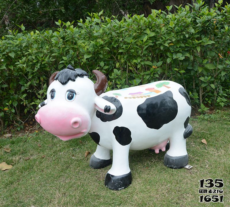 牛雕塑-公園中一只小站牛座椅玻璃鋼牛雕塑 牛雕塑-公園中一只小站牛座椅玻璃鋼牛雕塑高清圖片