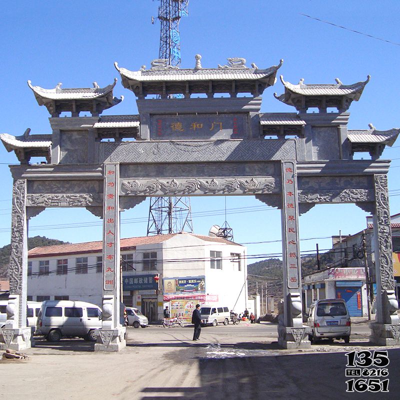 牌坊雕塑-鄉村城鎮街道擺放青石牌坊拱門 牌坊雕塑-鄉村城鎮街道擺放青石牌坊拱門高清圖片